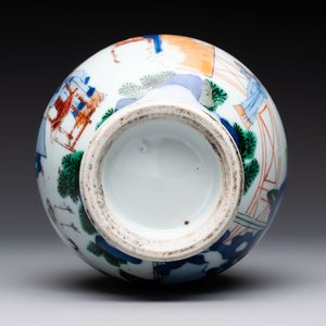 A Chinese wucai vase with narrative design, 19th C. — photo 6