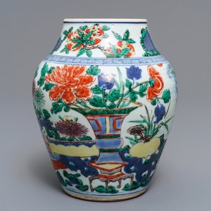 A Chinese wucai vase with vases in a garden, Transitional period — 照片 1
