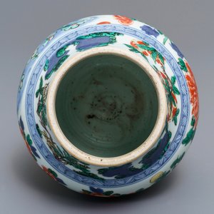 A Chinese wucai vase with vases in a garden, Transitional period — 照片 5