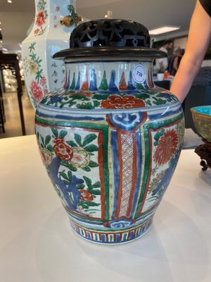 A Chinese wucai vase with wooden cover, Transitional period — 照片 1