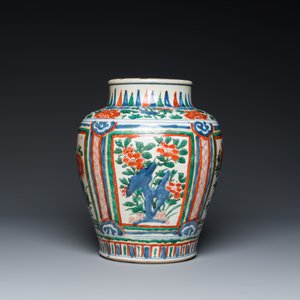 A Chinese wucai vase with wooden cover, Transitional period — 照片 2