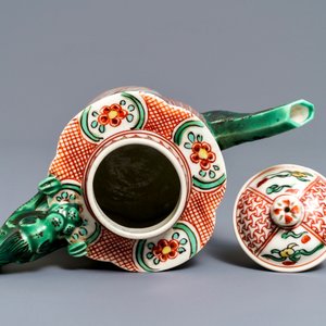 A Chinese wucai wine ewer and two Swatow plates, Ming and later — 照片 8