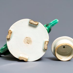 A Chinese wucai wine ewer and two Swatow plates, Ming and later — 照片 9