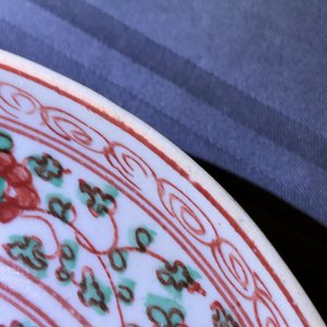 A Chinese wucai wine ewer and two Swatow plates, Ming and later — 照片 19