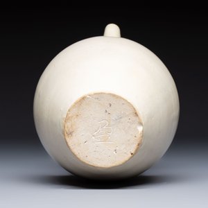A Chinese Xingyao white-glazed ewer, Ying 盈 mark, Tang or later — photo 7