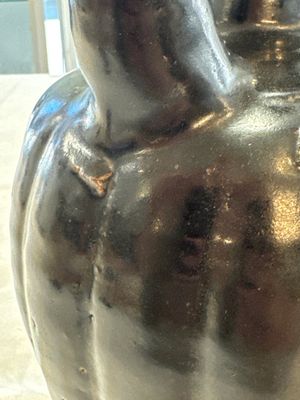 A Chinese Yaozhou black-glazed ewer with a ribbed body, Song — foto 10