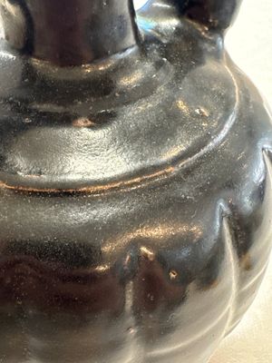 A Chinese Yaozhou black-glazed ewer with a ribbed body, Song — foto 18
