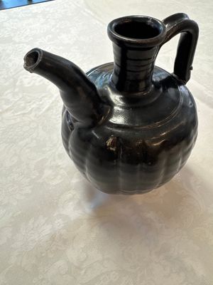 A Chinese Yaozhou black-glazed ewer with a ribbed body, Song — foto 1