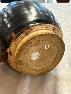 A Chinese Yaozhou black-glazed ewer with a ribbed body, Song — foto 19