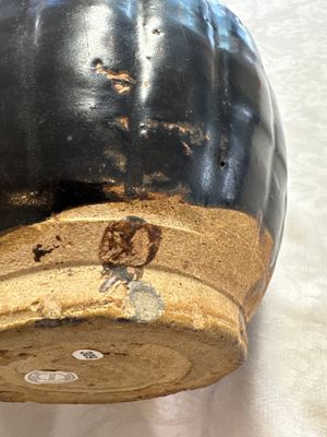A Chinese Yaozhou black-glazed ewer with a ribbed body, Song — foto 21