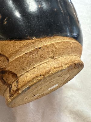 A Chinese Yaozhou black-glazed ewer with a ribbed body, Song — foto 23