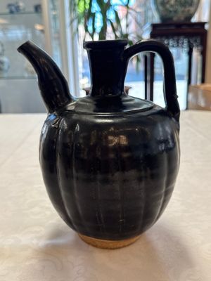 A Chinese Yaozhou black-glazed ewer with a ribbed body, Song — foto 2