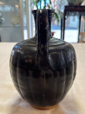 A Chinese Yaozhou black-glazed ewer with a ribbed body, Song — foto 3
