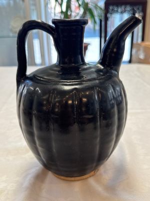 A Chinese Yaozhou black-glazed ewer with a ribbed body, Song — foto 4