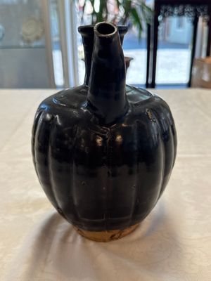 A Chinese Yaozhou black-glazed ewer with a ribbed body, Song — foto 5