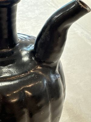 A Chinese Yaozhou black-glazed ewer with a ribbed body, Song — foto 6