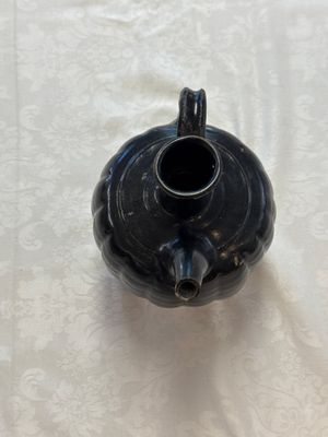 A Chinese Yaozhou black-glazed ewer with a ribbed body, Song — foto 7