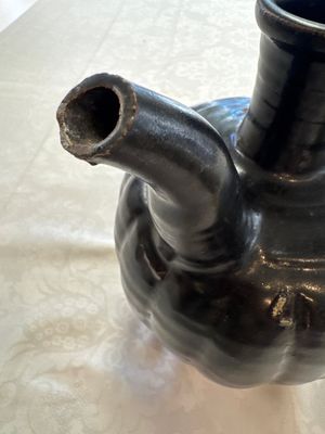 A Chinese Yaozhou black-glazed ewer with a ribbed body, Song — foto 9
