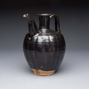 A Chinese Yaozhou black-glazed ewer with a ribbed body, Song — foto 1