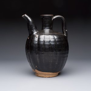 A Chinese Yaozhou black-glazed ewer with a ribbed body, Song — foto 2