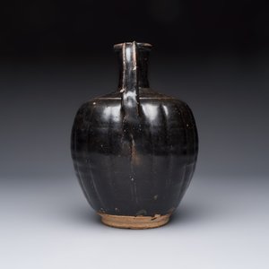 A Chinese Yaozhou black-glazed ewer with a ribbed body, Song — foto 3