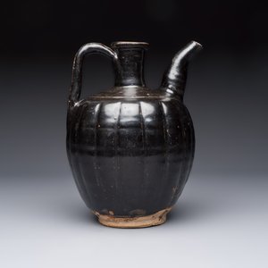 A Chinese Yaozhou black-glazed ewer with a ribbed body, Song — foto 4
