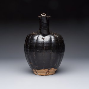 A Chinese Yaozhou black-glazed ewer with a ribbed body, Song — foto 5