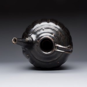 A Chinese Yaozhou black-glazed ewer with a ribbed body, Song — foto 6