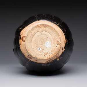 A Chinese Yaozhou black-glazed ewer with a ribbed body, Song — foto 7