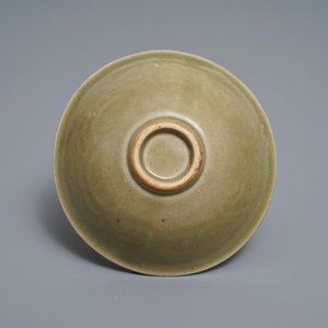 A Chinese yaozhou celadon bowl with floral design, Song — 照片 2