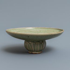 A Chinese Yaozhou celadon bowl with incised floral design, Song or later — 照片 2