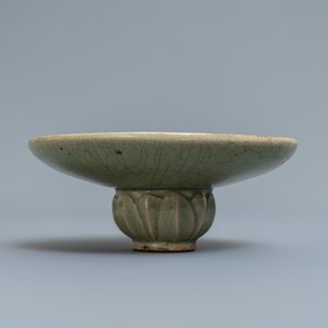 A Chinese Yaozhou celadon bowl with incised floral design, Song or later — 照片 4