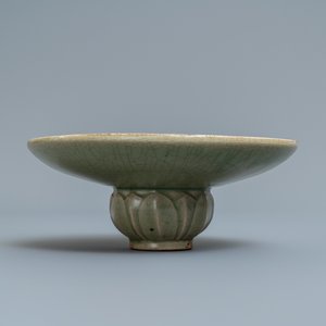 A Chinese Yaozhou celadon bowl with incised floral design, Song or later — 照片 6