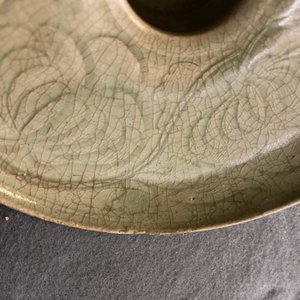 A Chinese Yaozhou celadon bowl with incised floral design, Song or later — 照片 8