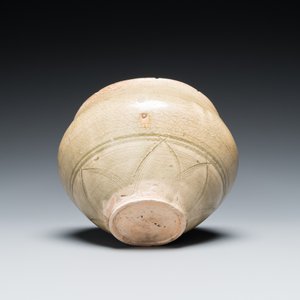 A Chinese Yaozhou celadon 'lotus' bowl, Song/Yuan — photo 6