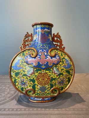 A Chinese yellow and blue-ground cloisonné 'Shou' moonflask vase, 'bianhu', Jiaqing — 照片 1
