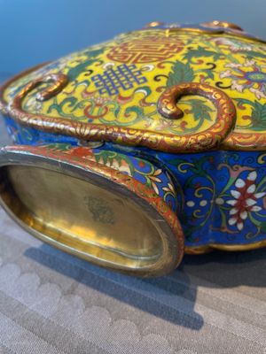 A Chinese yellow and blue-ground cloisonné 'Shou' moonflask vase, 'bianhu', Jiaqing — 照片 12