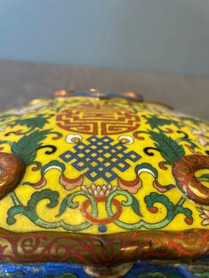A Chinese yellow and blue-ground cloisonné 'Shou' moonflask vase, 'bianhu', Jiaqing — 照片 15