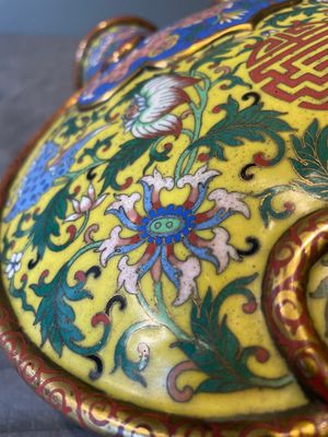 A Chinese yellow and blue-ground cloisonné 'Shou' moonflask vase, 'bianhu', Jiaqing — 照片 16