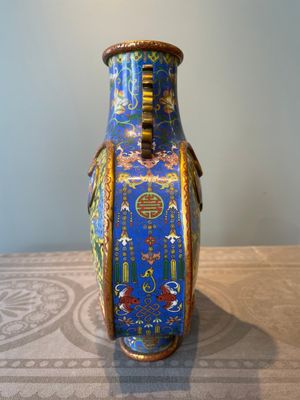 A Chinese yellow and blue-ground cloisonné 'Shou' moonflask vase, 'bianhu', Jiaqing — 照片 2