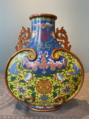 A Chinese yellow and blue-ground cloisonné 'Shou' moonflask vase, 'bianhu', Jiaqing — 照片 3