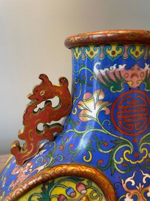 A Chinese yellow and blue-ground cloisonné 'Shou' moonflask vase, 'bianhu', Jiaqing — 照片 5