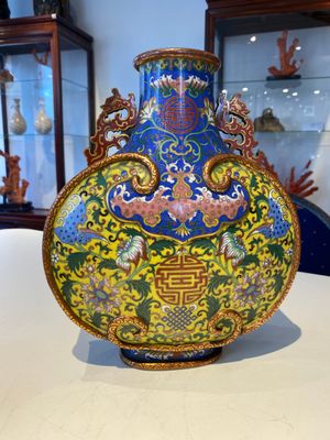 A Chinese yellow- and blue-ground cloisonné 'Shou' moonflask vase, 'bianhu', Jiaqing — 照片 4