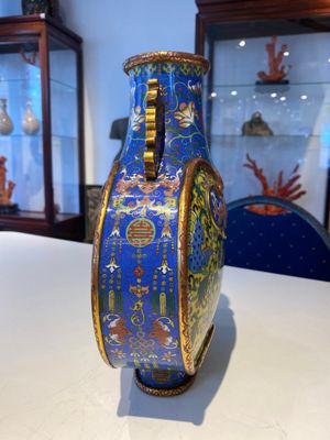 A Chinese yellow- and blue-ground cloisonné 'Shou' moonflask vase, 'bianhu', Jiaqing — 照片 5