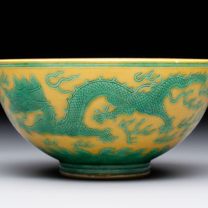 A Chinese yellow- and green-enamelled 'dragon' bowl, Tongzhi mark and of the period — 照片 1