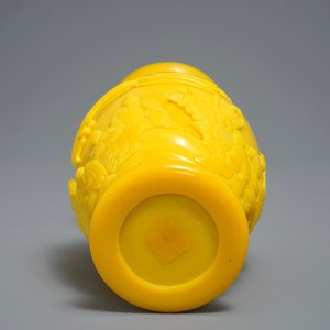 19/20世纪 乾隆款黄地赏瓶 — 照片 7