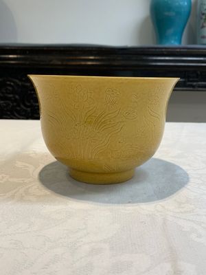 A Chinese yellow-glazed 'anhua' 'carp and lotus' bowl, Kangxi mark, 19th C. — photo 3
