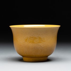 A Chinese yellow-glazed 'anhua' 'carp and lotus' bowl, Kangxi mark, 19th C. — photo 2