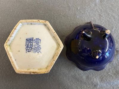 A Chinese yellow-glazed biscuit brush washer and an aubergine-glazed water dropper, Kangxi — 照片 2
