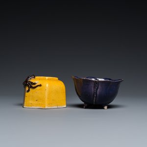 A Chinese yellow-glazed biscuit brush washer and an aubergine-glazed water dropper, Kangxi — 照片 3